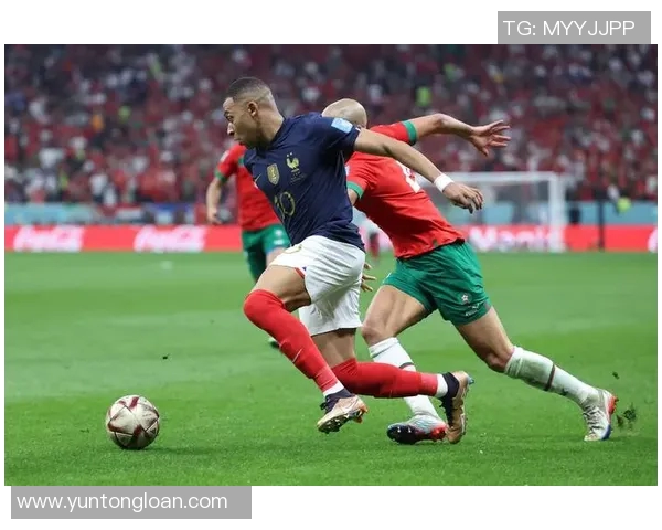 白色足球明星高清照片展现运动魅力与激情瞬间的完美结合